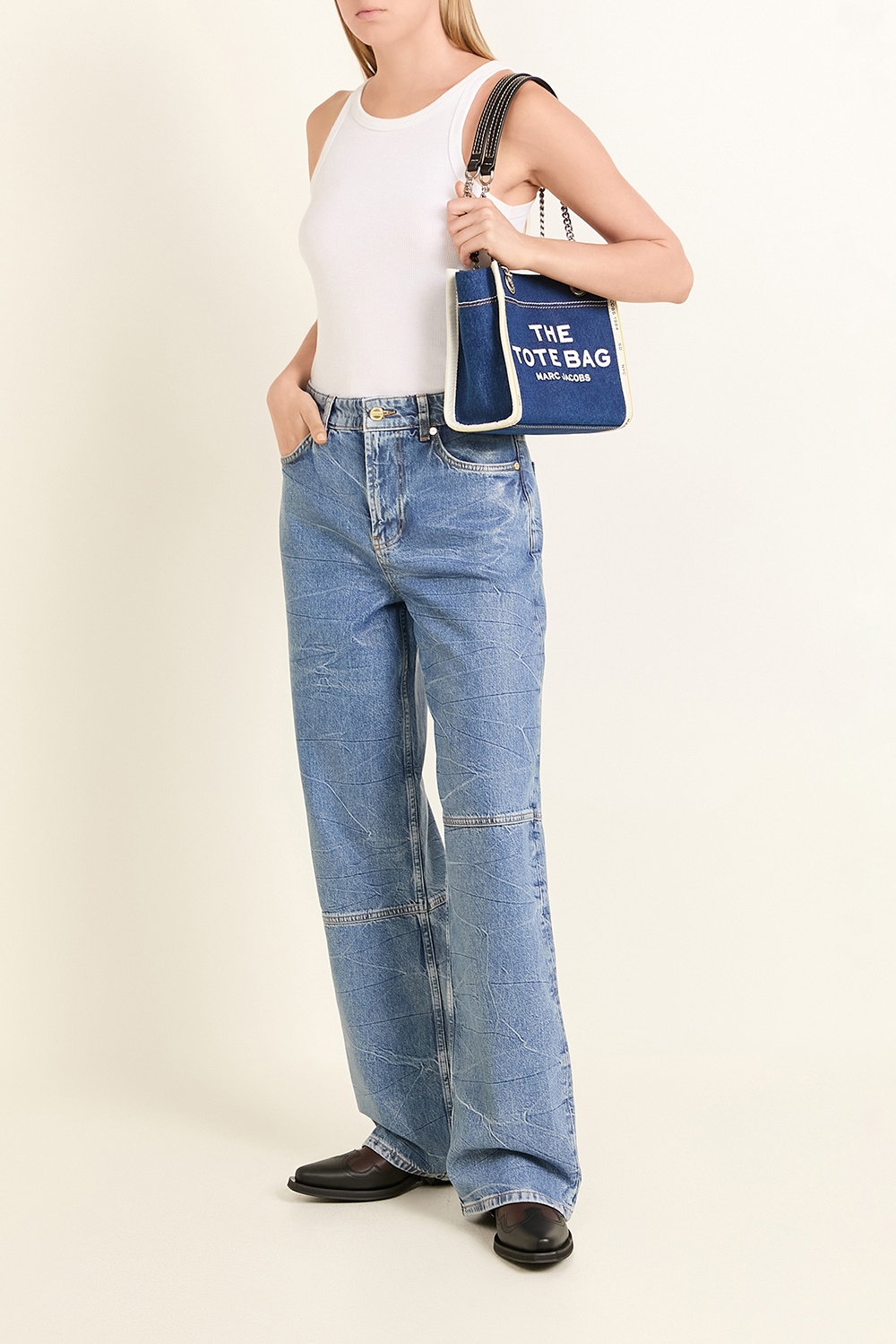 תמונת כל הלוק של תיק טוט צ'יין סמול MARC JACOBS